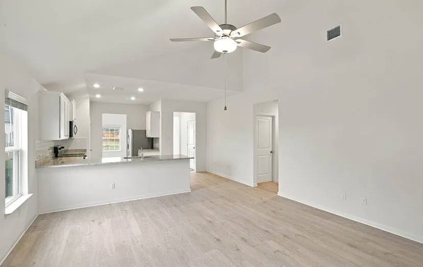 Spacious 3-Bedroom, 2-Bathroom Home for Rent — Photo 2