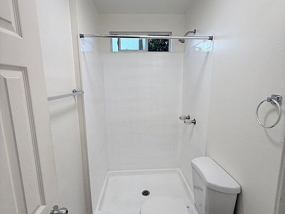 5th image of 11425 S Figueroa St APT 4