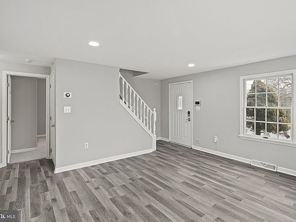5th image of 714 Broadview Blvd N