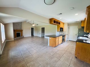 114 Maple St, Lake Jackson, TX 77566