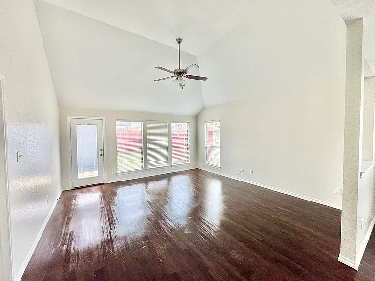 2101 Woodhaven Dr — Photo 2