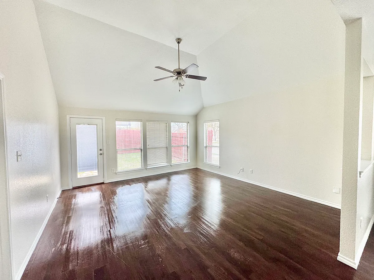 Building Photo - 2101 Woodhaven Dr