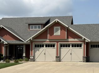 925 Sunrise Trl, Sioux Center, IA 51250