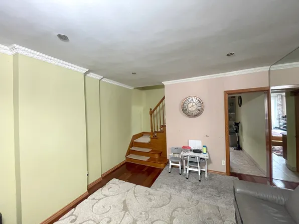 2963 Voorhies Avenue image 8 of 53