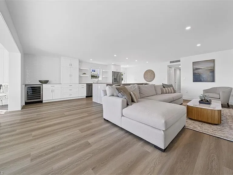 1910 Gulf Shore Blvd N #107 — Photo 8