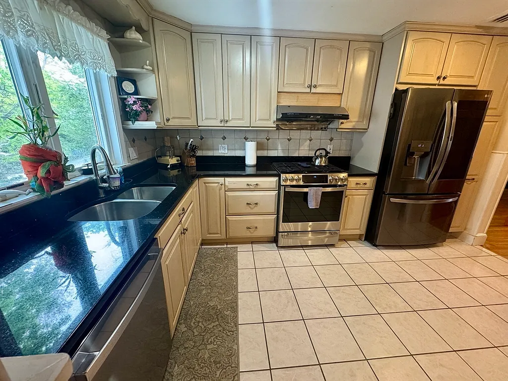 2 bed, 1.0 bath, 2000 sqft, $3,500 — Photo 4