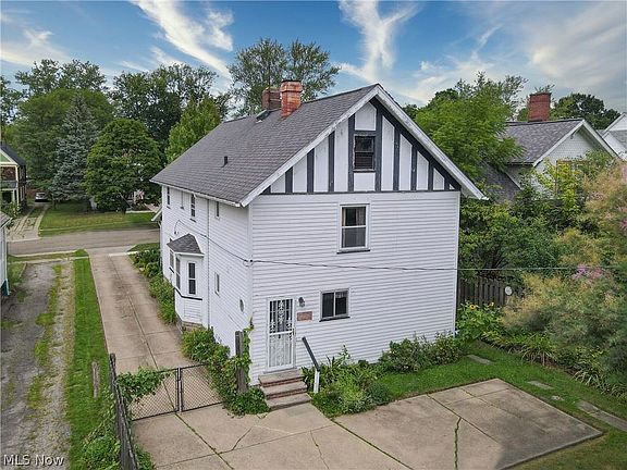 3rd image of 110 Woodrow Ave