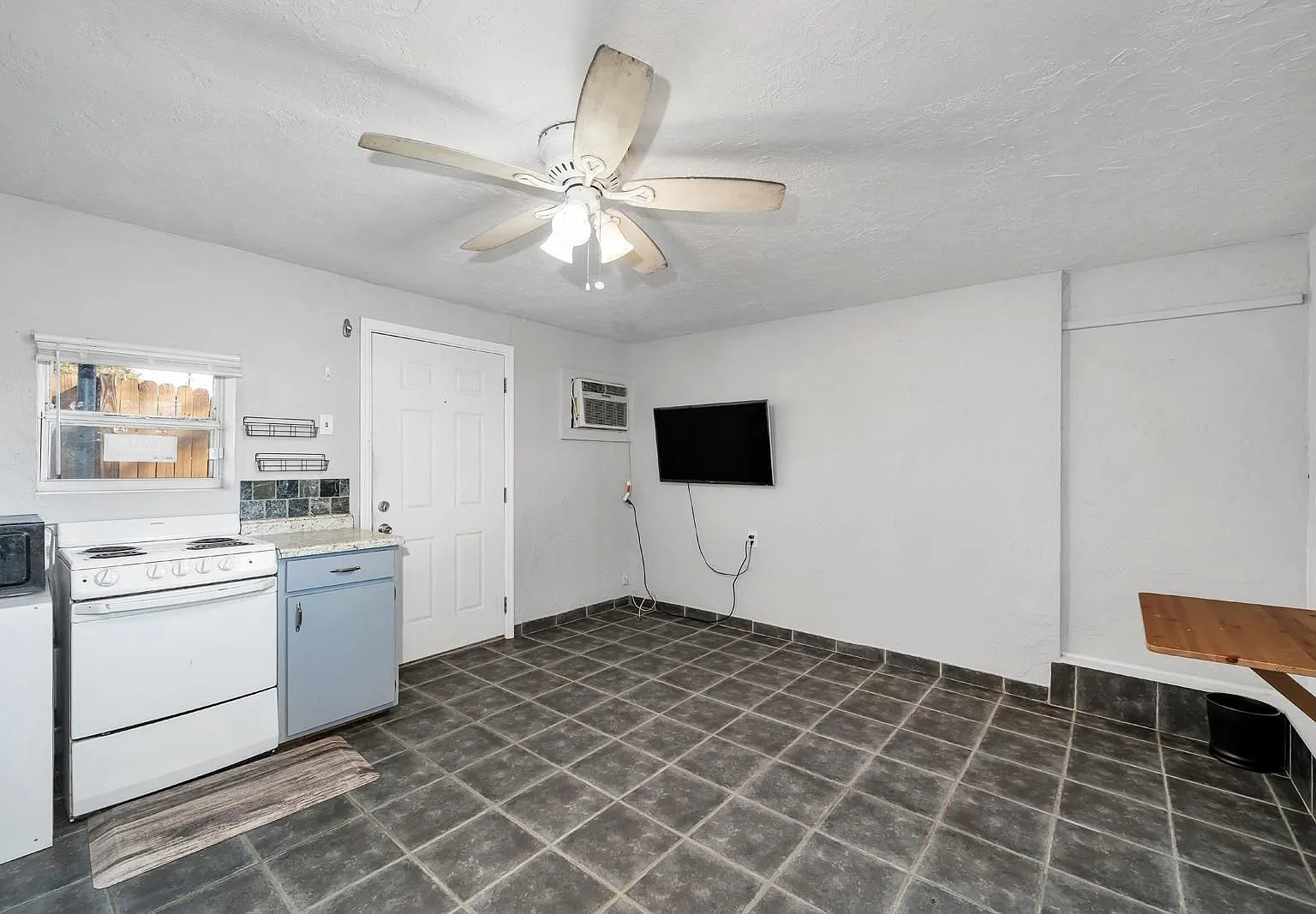 Studio, 1.0 bath, 322 sqft, $1,295 — Photo 3