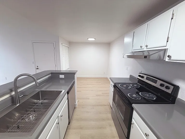 Wellington Place Apartments — Photo 5