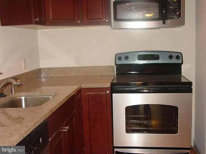 13 S St NE #A — Photo 5