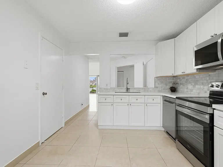 11697 SW 19th St — Photo 29