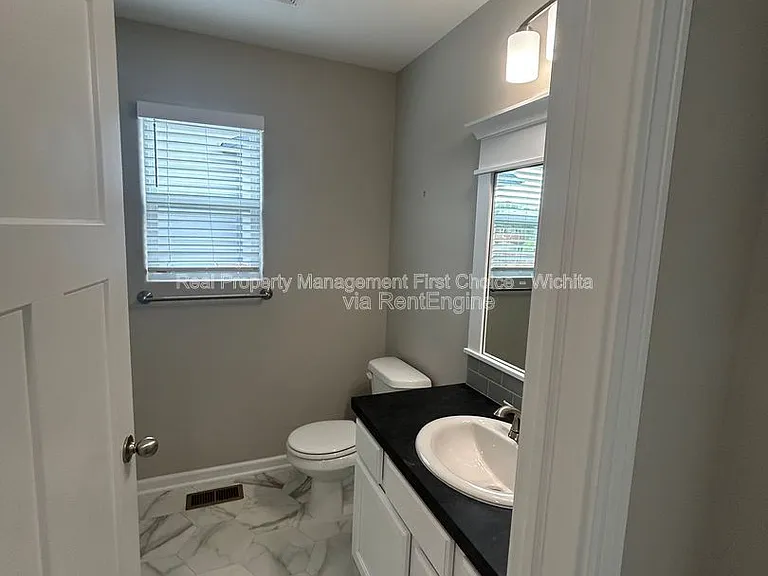 902 E Bellows St — Photo 32