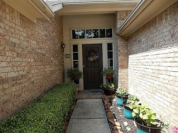 WELCOME YOUR GUESTS WITH THIS BEAUTIFUL LANDSCAPING
