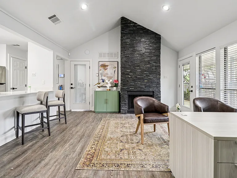 Woodbridge Townhomes — Photo 16