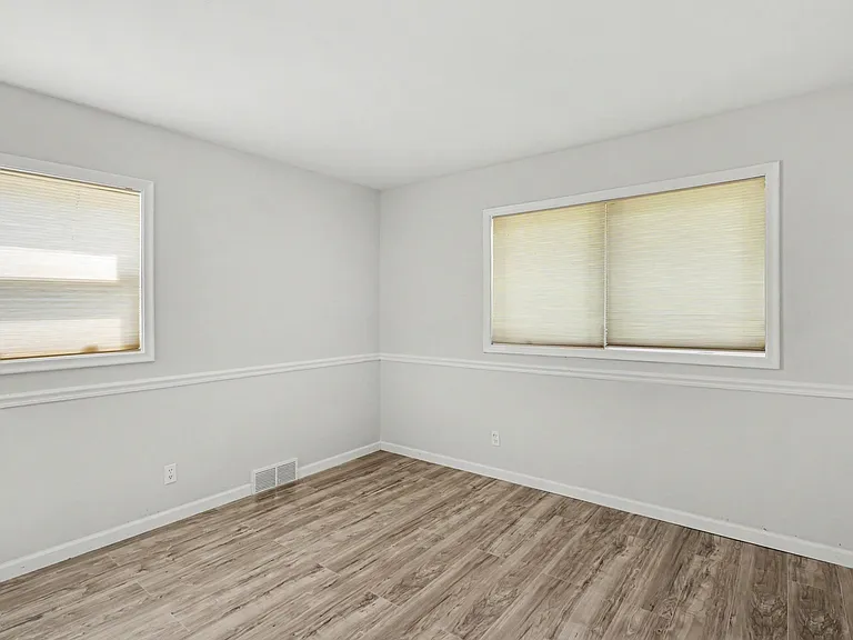 2360 Pineview — Photo 4