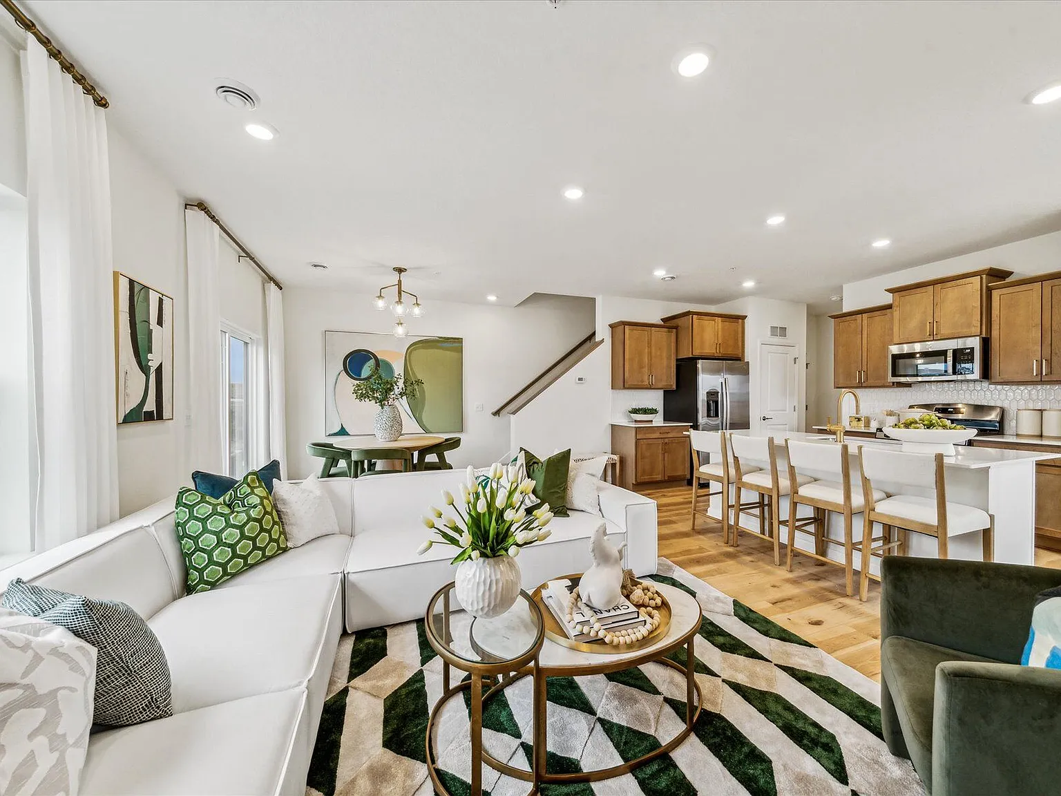 3 bed, 1667 sqft, $3,000 — Photo 2