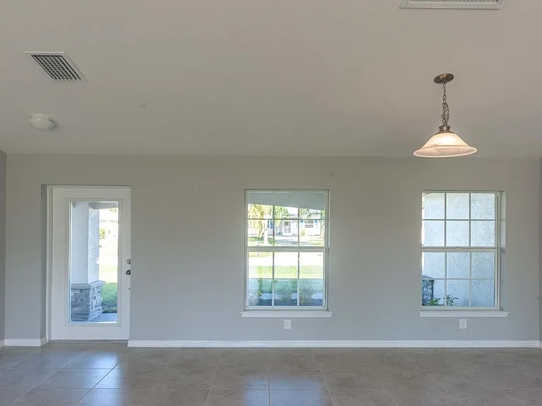 1805 SW 3rd Pl — Photo 6