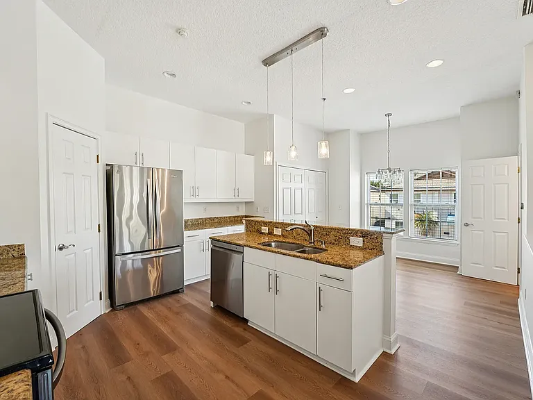 210 21st Ave S — Photo 10