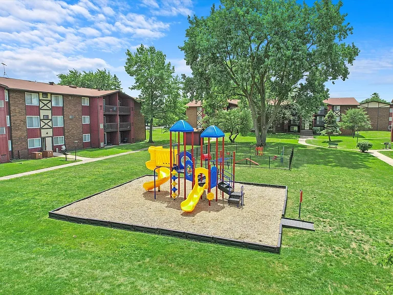 Hampton in Highland Apartments — Photo 17