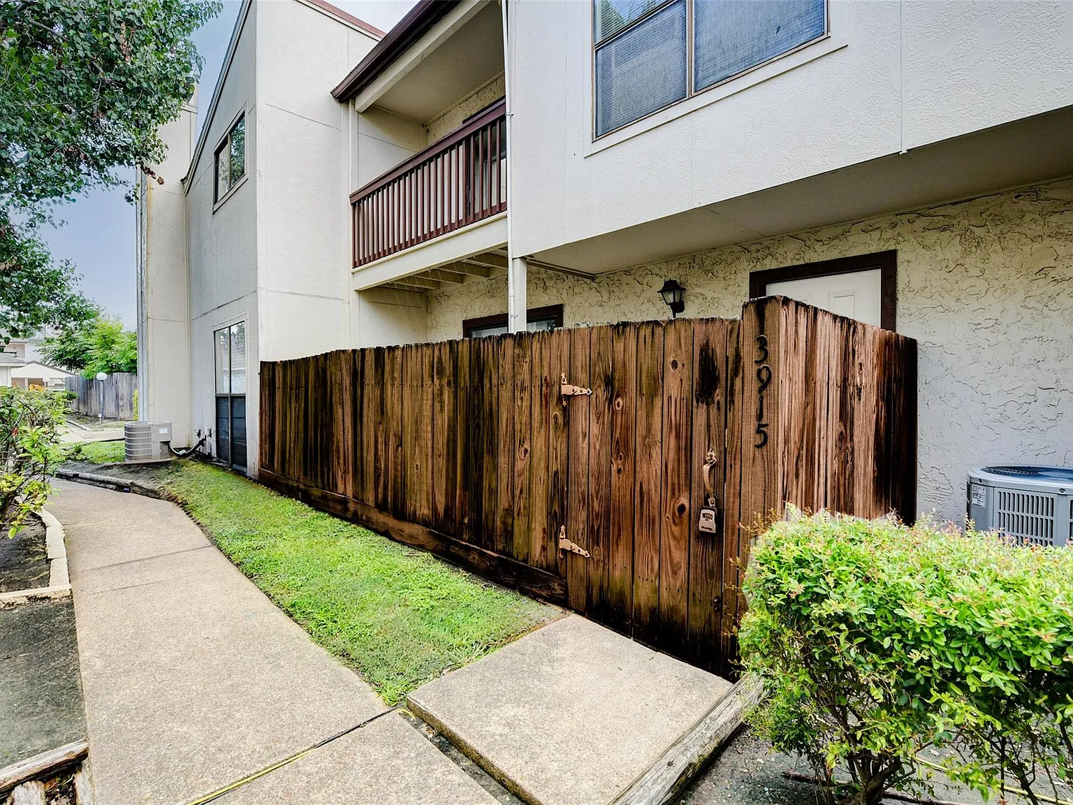 1 bed, 1.5 bath, 1200 sqft, $1,300 — Photo 2