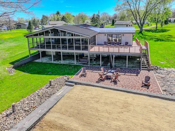 488 Peacock Ln, Roaming Shores, OH 44084