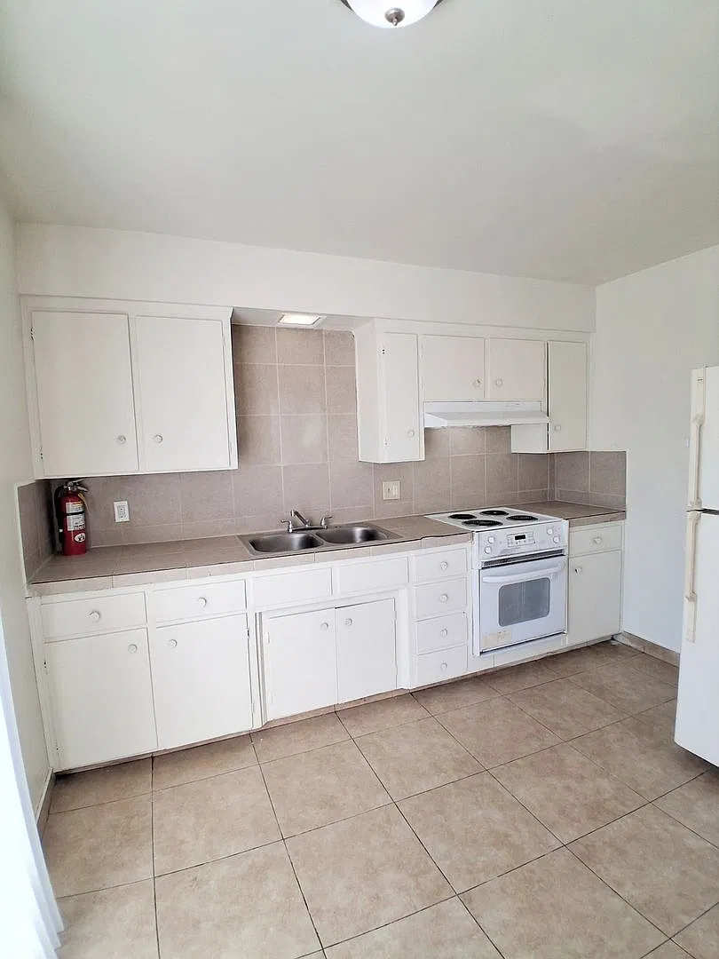2610 Lind — Photo 3
