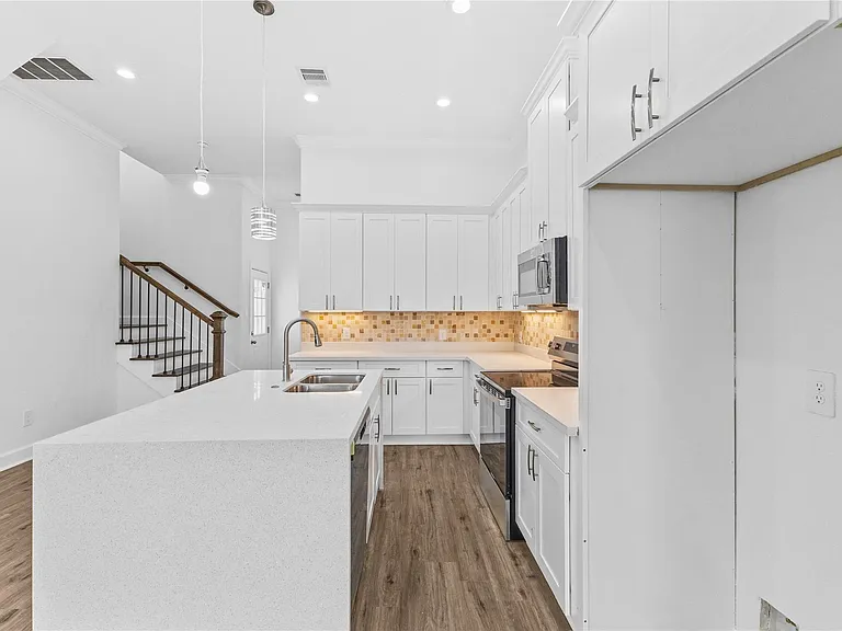 7805 Farnsworth St #B — Photo 10