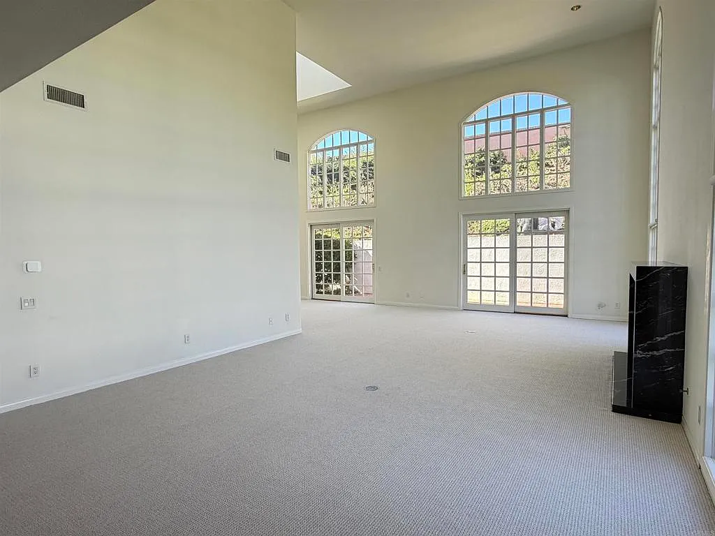 2 bed, 2.5 bath, 2744 sqft, $6,500 — Photo 3