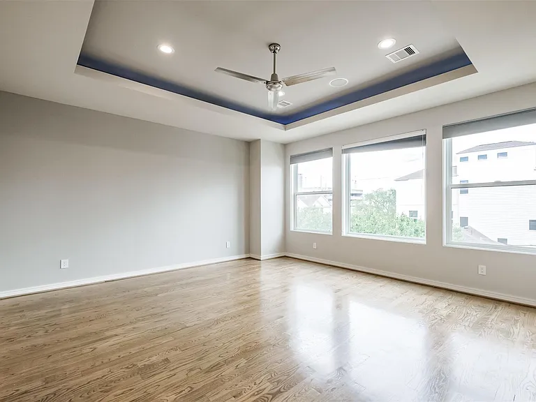 711 W Clay St — Photo 30