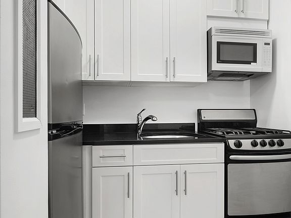 3rd image of 347 W 55th St APT 5M