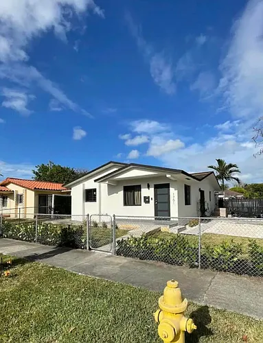 1701 NW 18th Ave Photo 1