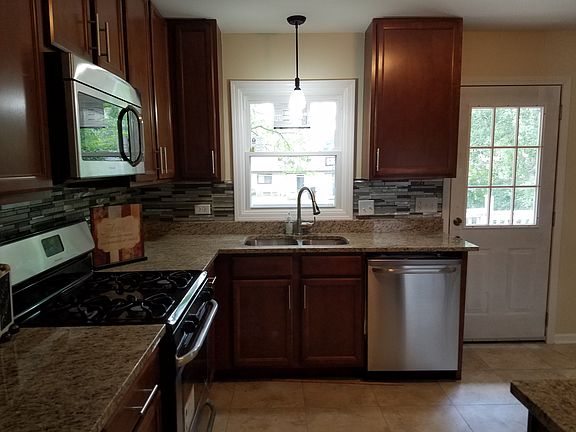5th image of 1420 Spruce Ave