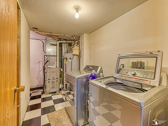 5th image of 190 Sidney St