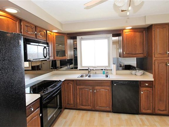 3rd image of 8 Lower Hill Ln