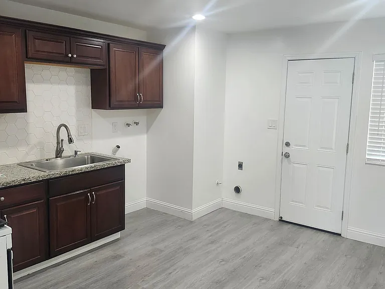 924 Kensington St #D — Photo 13