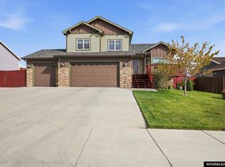 981 Prairie River Dr, Mills, WY 82604