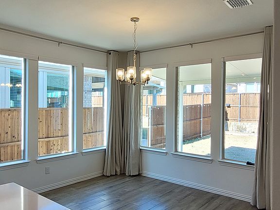 5th image of 913 Rosebay Dr