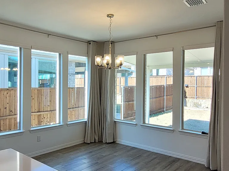 913 Rosebay Dr — Photo 5