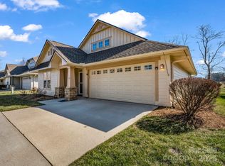 42 Gray Wolf Ln, Hendersonville, NC 28792