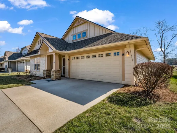 42 Gray Wolf Ln, Hendersonville, NC 28792