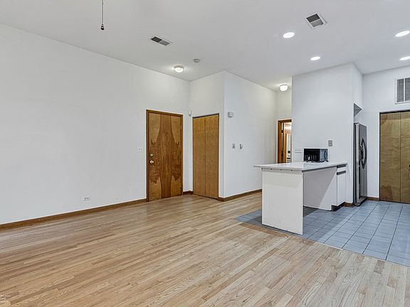 4th image of 2009 W North Ave APT 2B