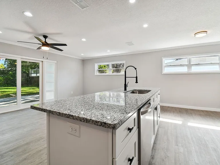 535 W Palmeden Dr — Photo 8