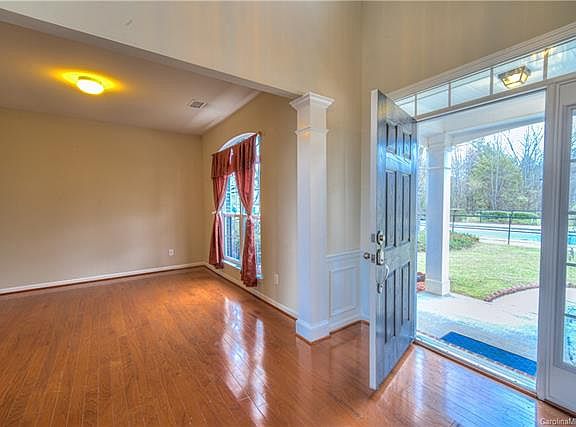 3rd image of 10423 Olde Ivy Way