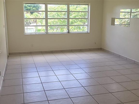 3rd image of 1450 NE 191st St APT 303