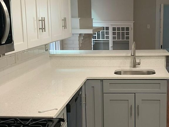 Open Kitchen w breakfast bar