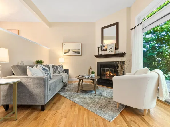 117 High St APT 12A, Ipswich, MA 01938