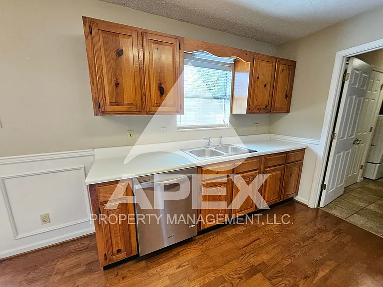 2528 Cinema Dr — Photo 11