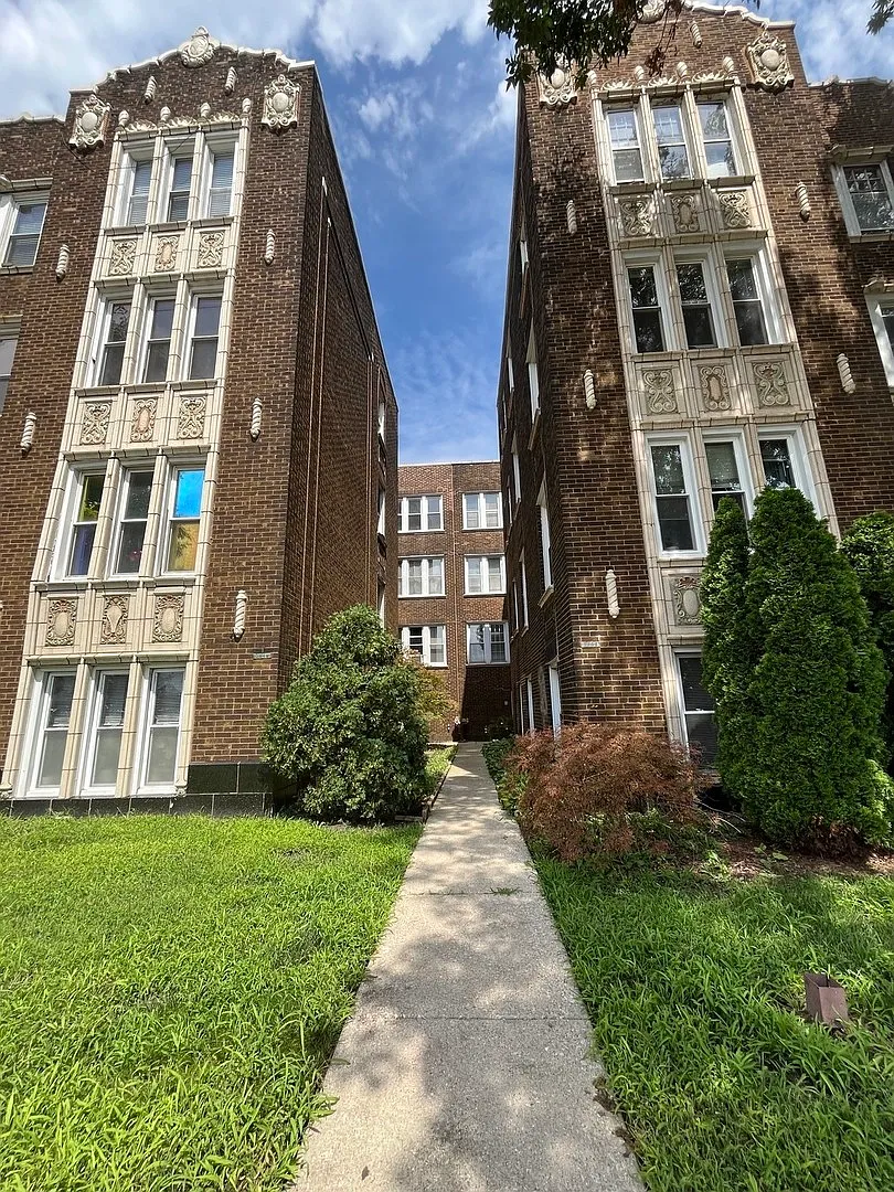 2 bed, 900 sqft, $2,100 — Photo 1