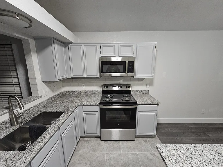 919 Crestwood Dr — Photo 19