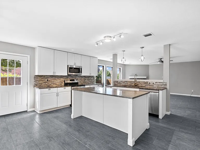 5304 Los Altos Rd — Photo 1
